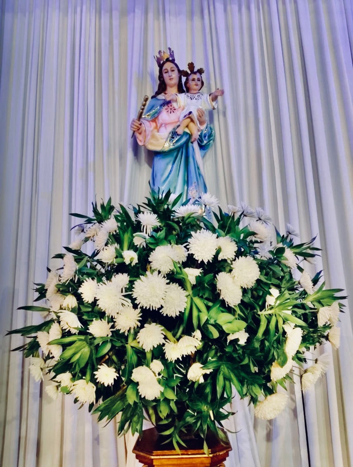 Altar de la parroquia con la imagen de María y el Niño Jesús