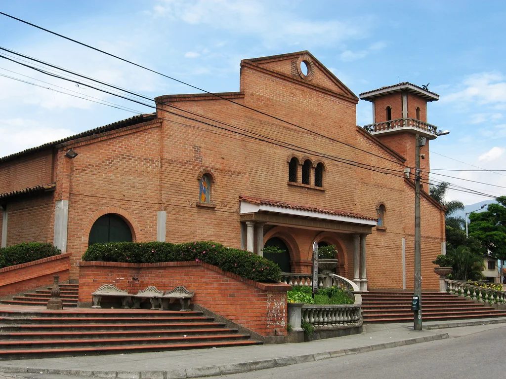 Fachada de ladrillo de la Parroquia Jesús Caído